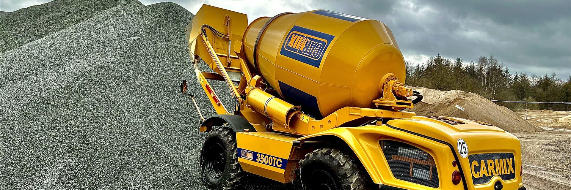 carmix 3500tc von hinten links aufgenommen vor einem kieshügel