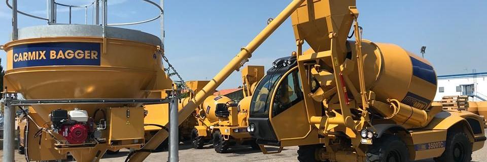 CARMIX Bagger Mini Zmentsilo mit abgabeschnecke befüllt einen CARMIX mit Zement