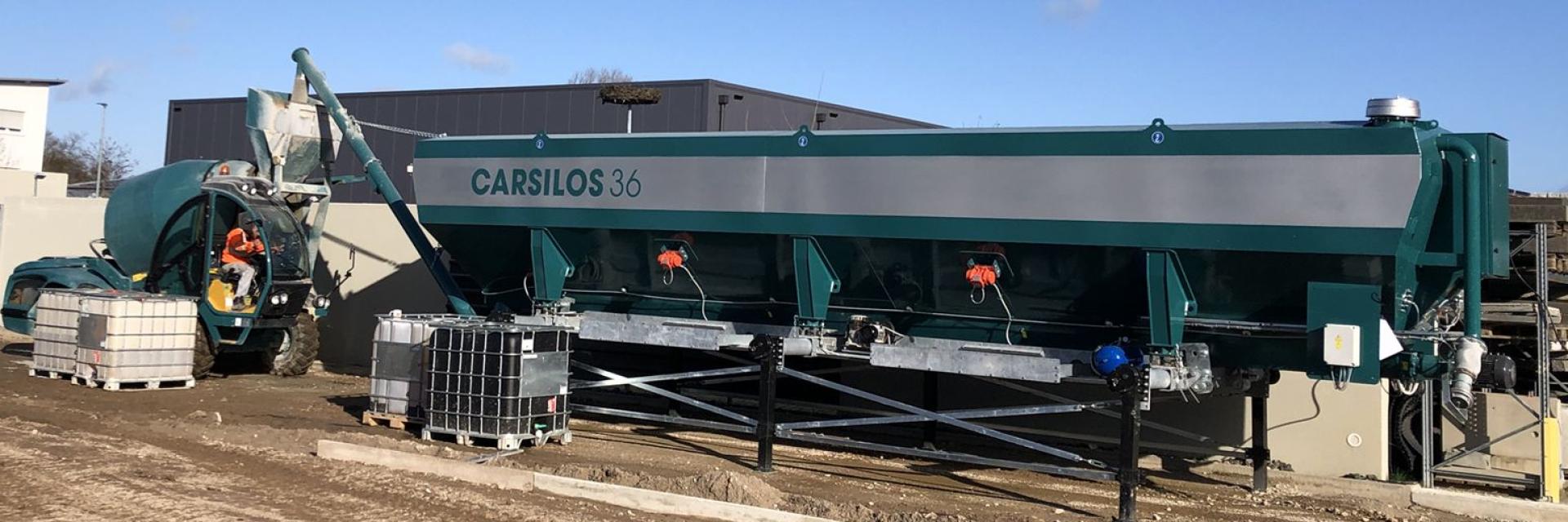 CARSILO ein horizontales Zementsilo mit 36 qbm kapazitaät in grün versorgt einen CARMIX mit Zement